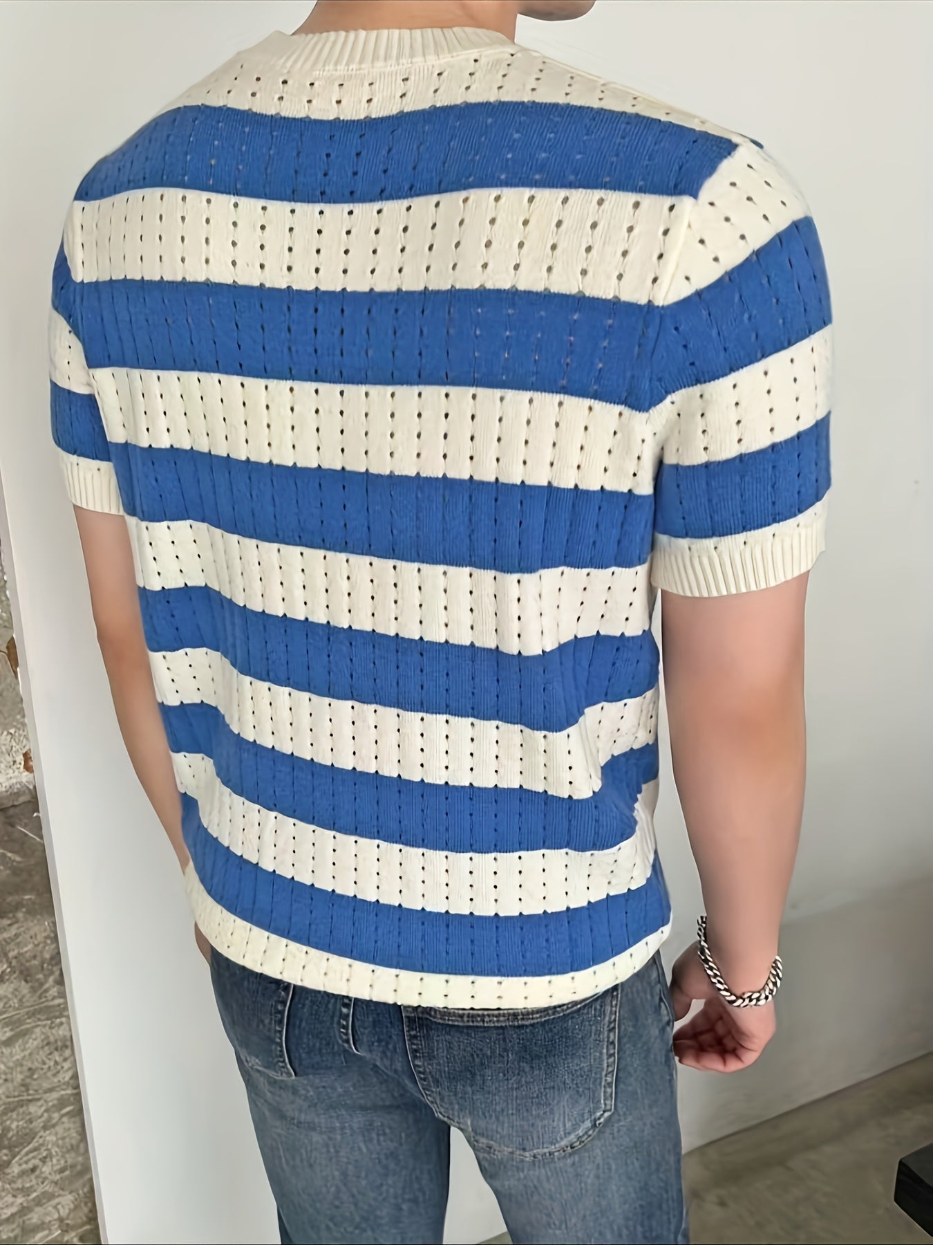 Camisa casual listrado, gola redonda, manga curta