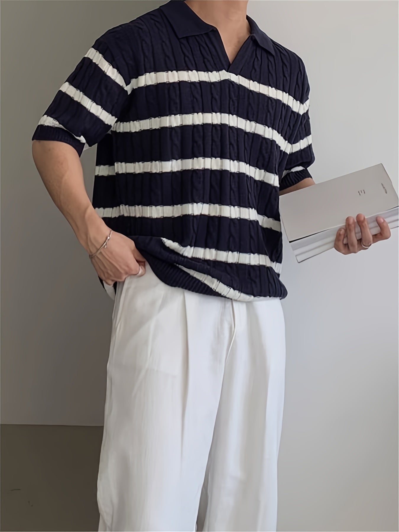 Camisa polo masculina de malha listrada, elegante e versátil