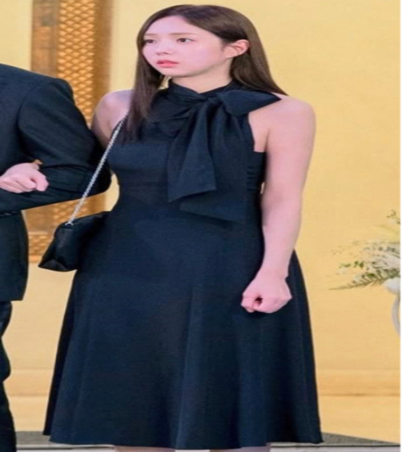 Look Quando telefone toca – Vestido midi preto com gola de laço