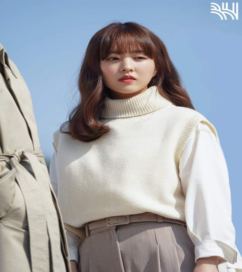 Look Garota Forte Bong-soon – Colete Curto Tricotado com Gola Alta