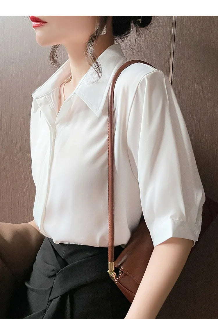 Camisa branca de manga curta estilo solto, lapela design versátil