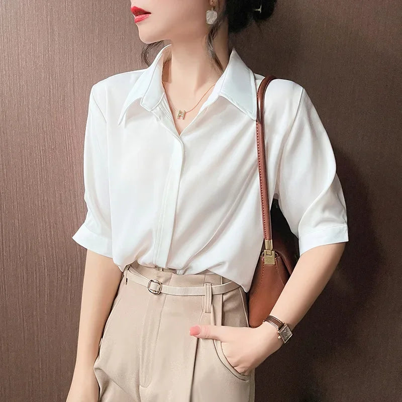 Camisa branca de manga curta estilo solto, lapela design versátil