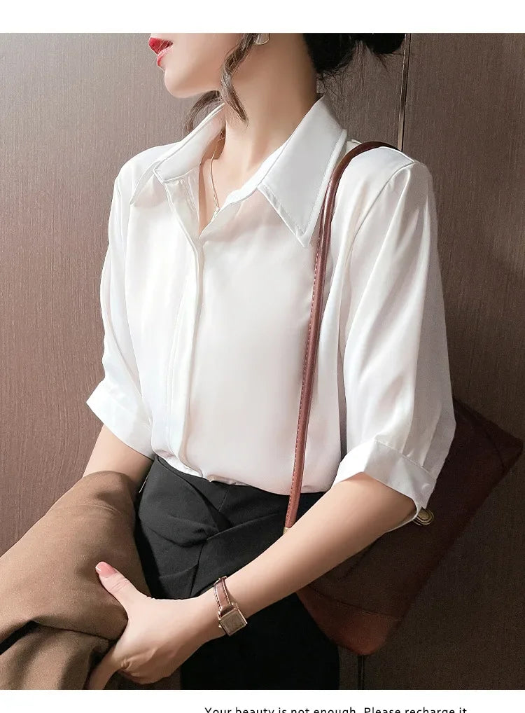 Camisa branca de manga curta estilo solto, lapela design versátil