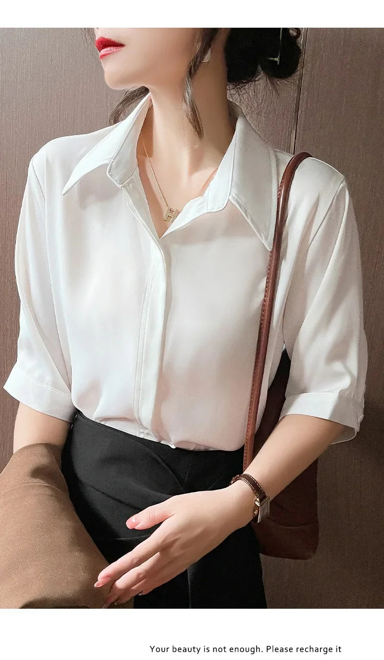 Camisa branca de manga curta estilo solto, lapela design versátil