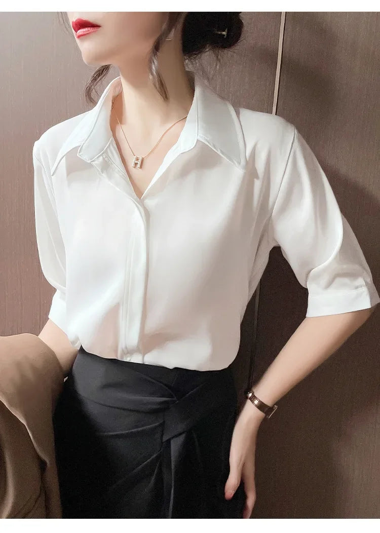Camisa branca de manga curta estilo solto, lapela design versátil