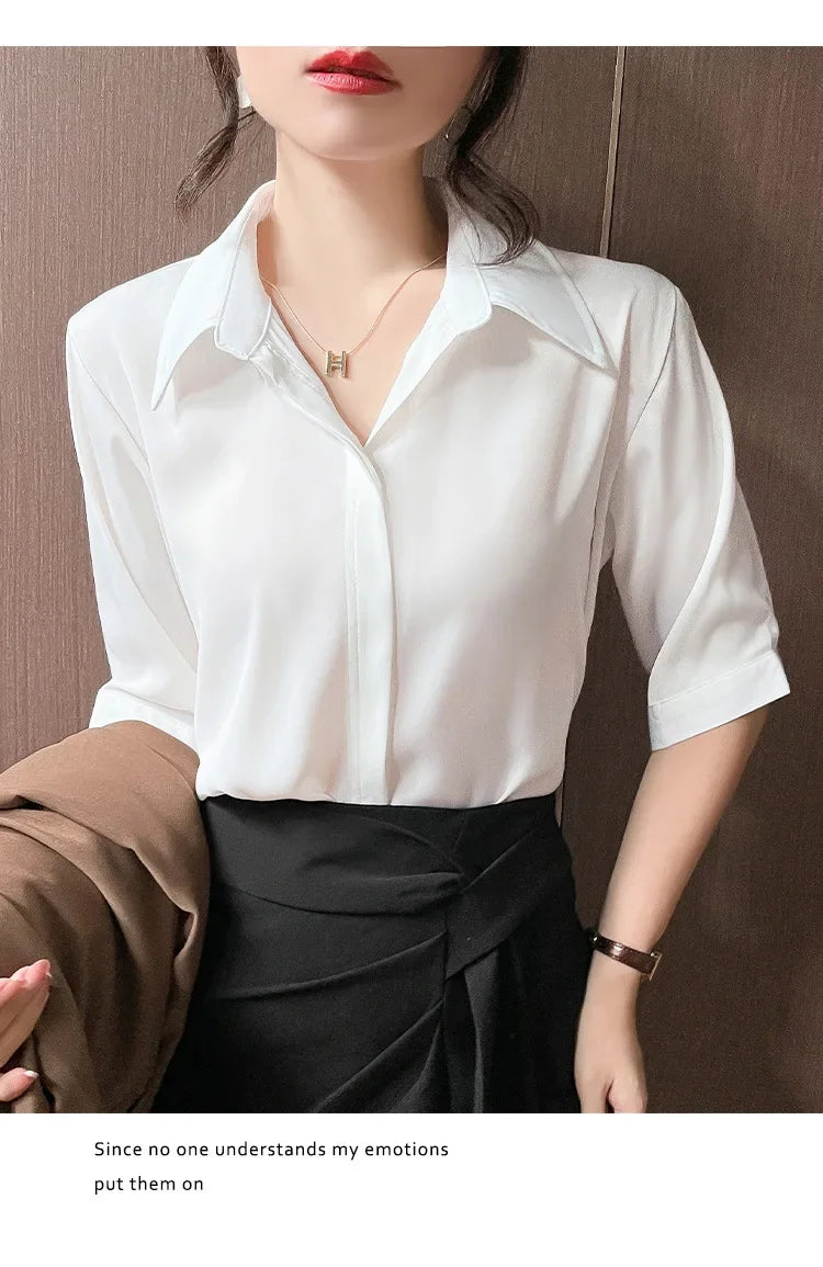 Camisa branca de manga curta estilo solto, lapela design versátil