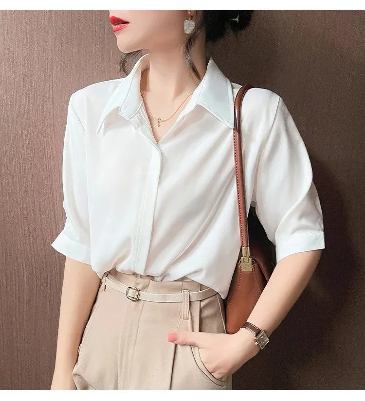 Camisa branca de manga curta estilo solto, lapela design versátil