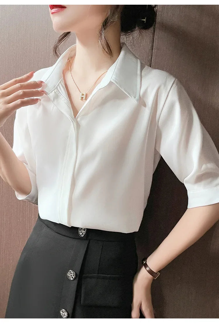 Camisa branca de manga curta estilo solto, lapela design versátil