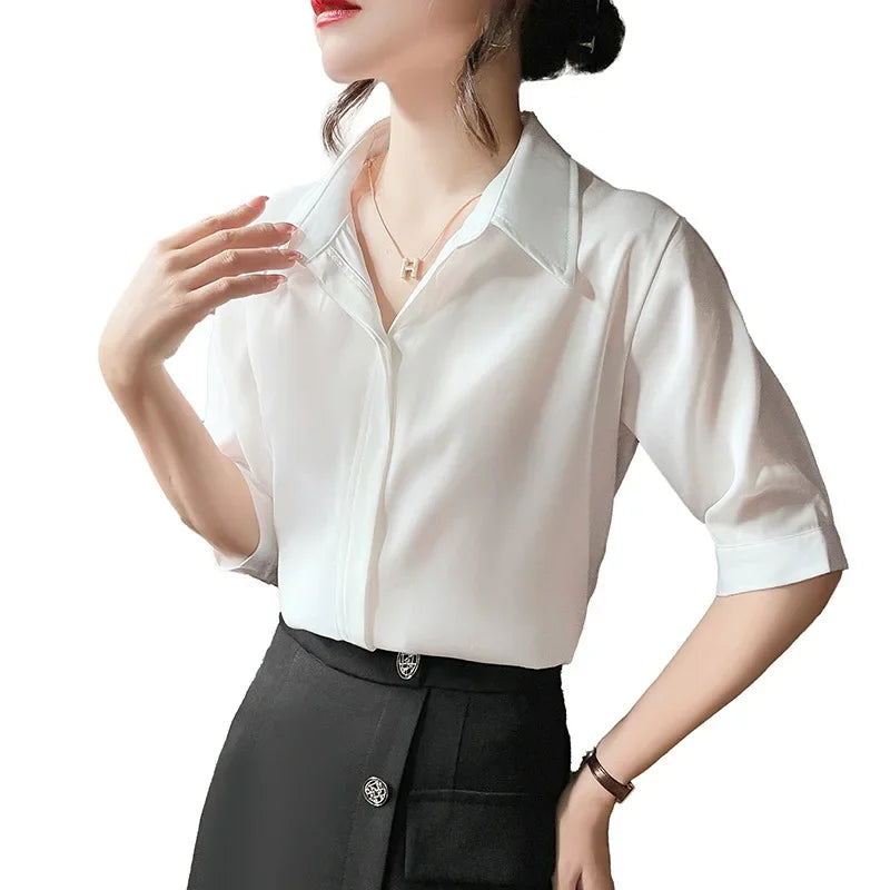 Camisa branca de manga curta estilo solto, lapela design versátil