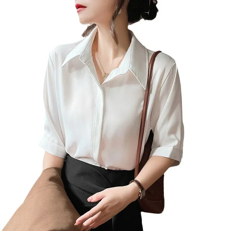Camisa branca de manga curta estilo solto, lapela design versátil