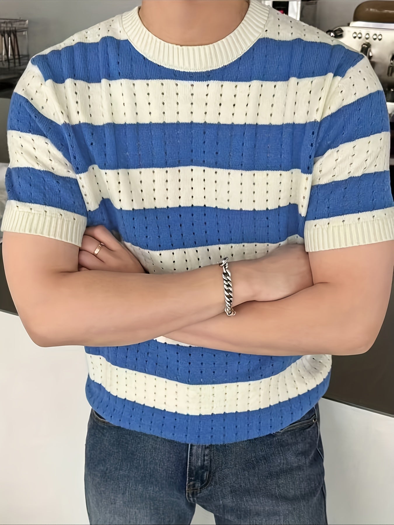 Camisa casual listrado, gola redonda, manga curta