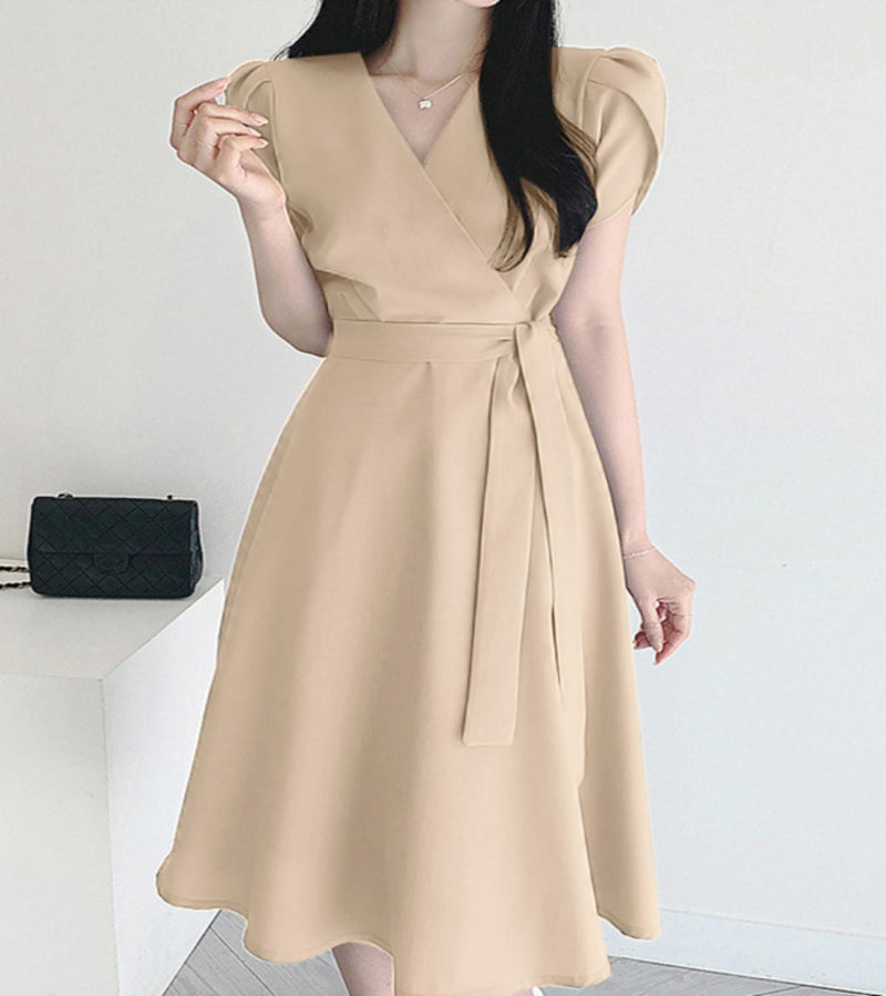 Vestido elegante com decote em V e linha A, com frente envolvente e mangas curtas