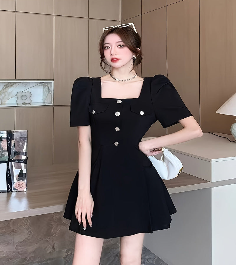 Vestido com corte A e mangas bufantes e botões decorativos - gola quadrada, saia plissada de cintura