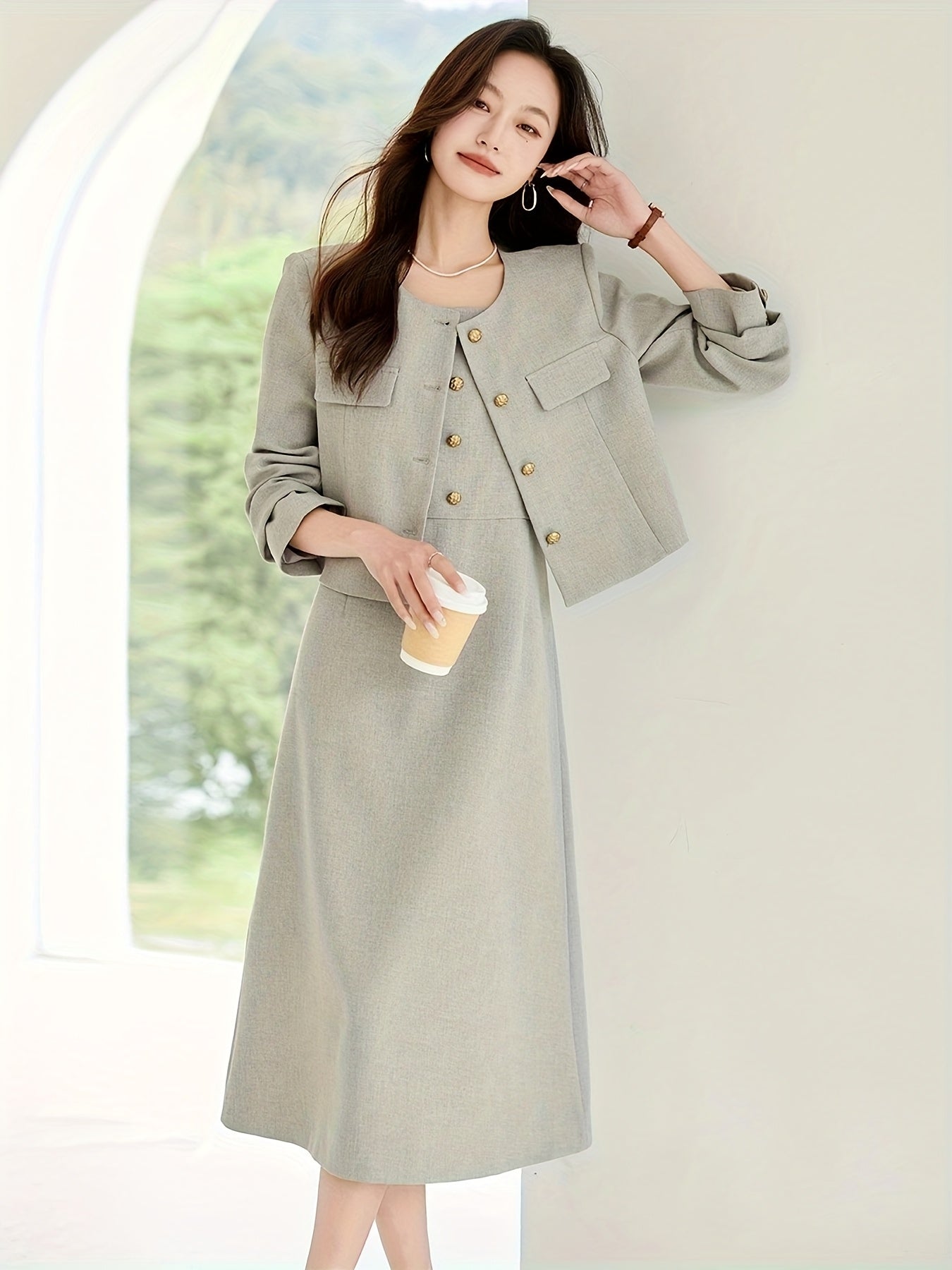 Conjunto  elegante de duas peças com colete curto e vestido sem mangas