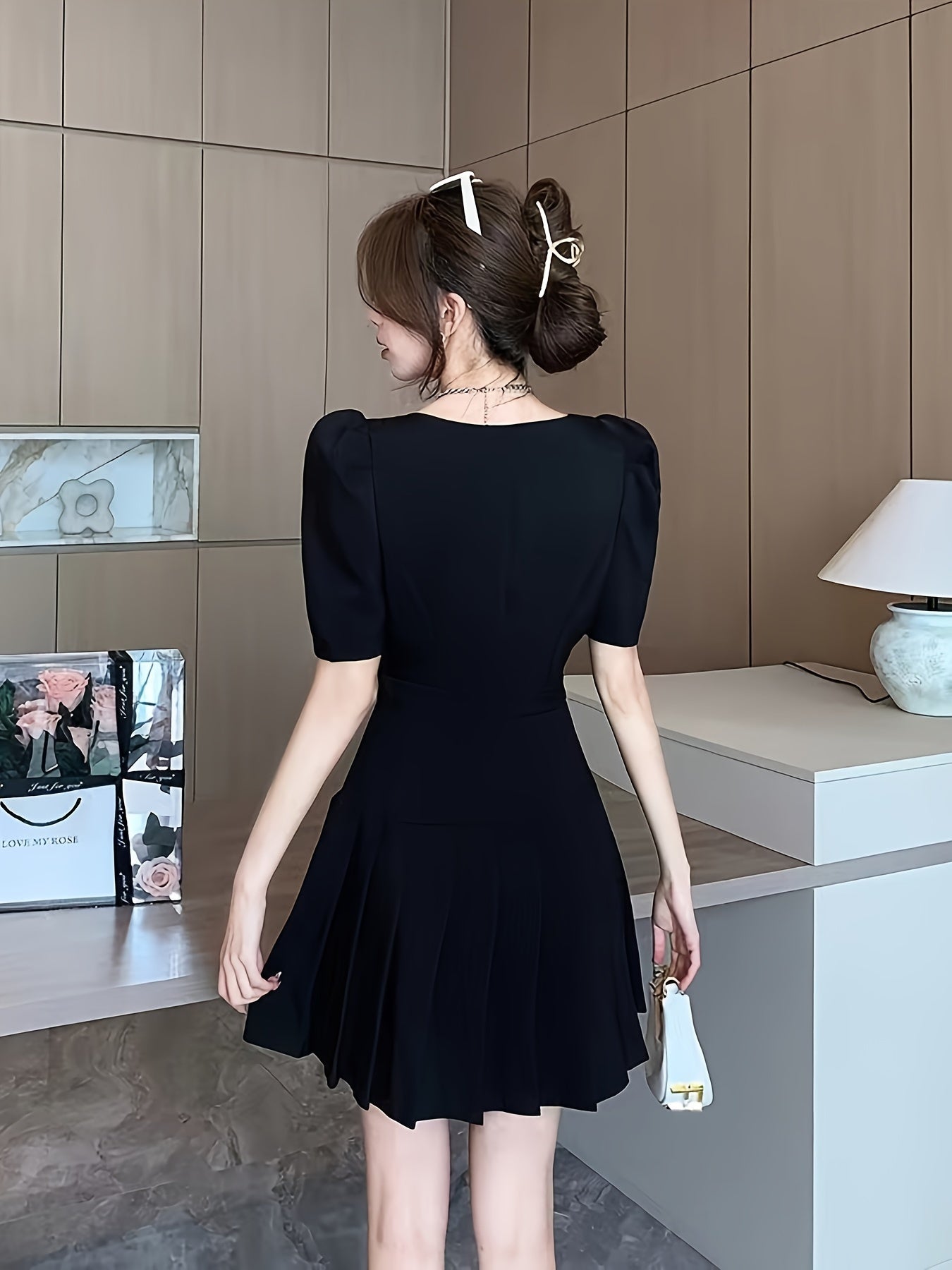 Vestido com corte A e mangas bufantes e botões decorativos - gola quadrada, saia plissada de cintura