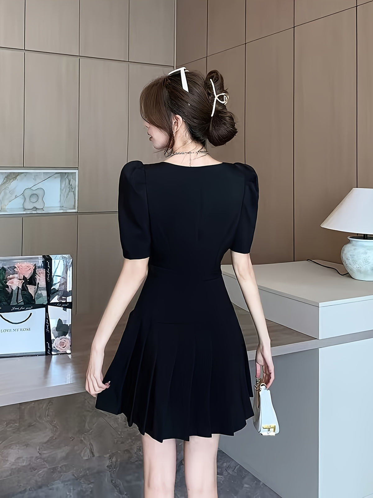 Vestido com corte A e mangas bufantes e botões decorativos - gola quadrada, saia plissada de cintura