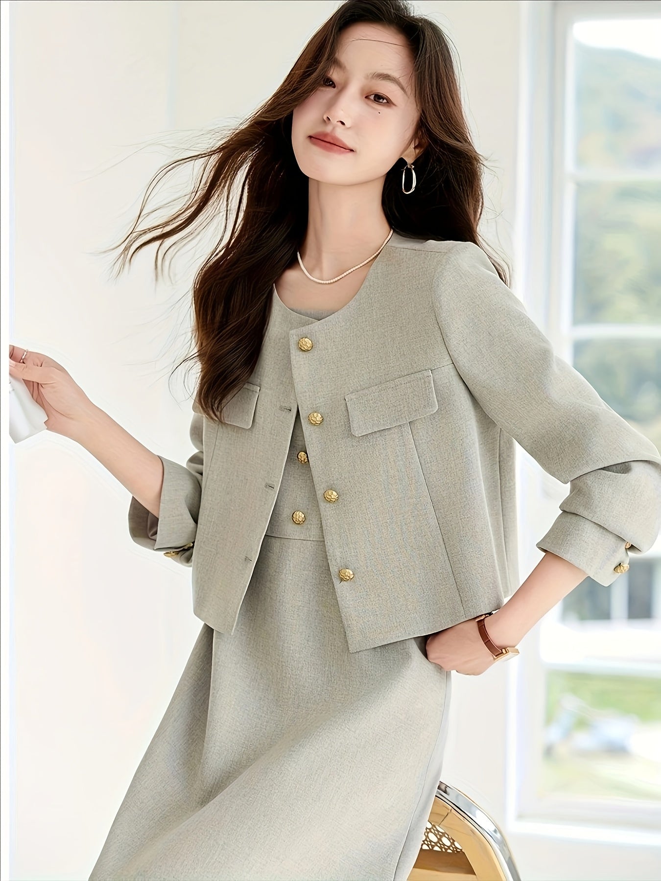 Conjunto  elegante de duas peças com colete curto e vestido sem mangas