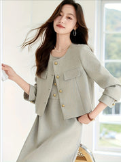 Conjunto  elegante de duas peças com colete curto e vestido sem mangas