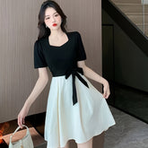 Vestido elegante com cinto e bloco de cores, plissado com decote em coração e manga curta