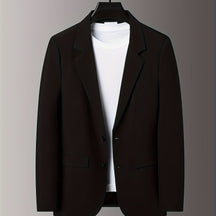 Blazer masculino leve, abotoamento, corte casual, preto, com gola entalhada