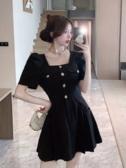 Vestido com corte A e mangas bufantes e botões decorativos - gola quadrada, saia plissada de cintura
