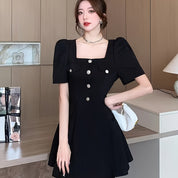 Vestido com corte A e mangas bufantes e botões decorativos - gola quadrada, saia plissada de cintura