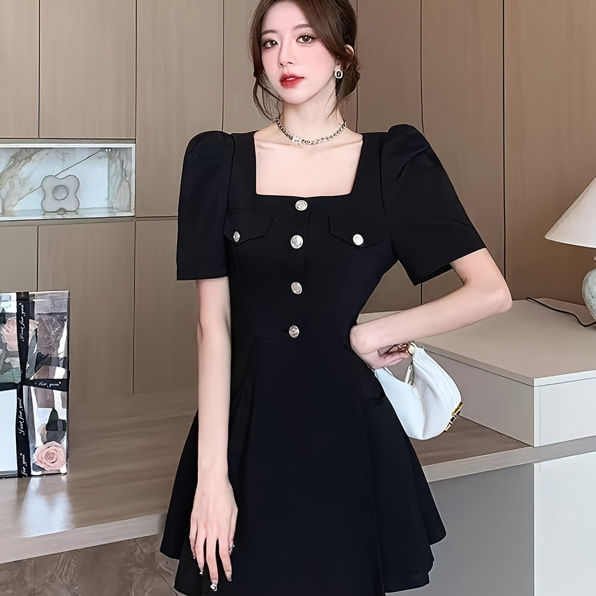 Vestido com corte A e mangas bufantes e botões decorativos - gola quadrada, saia plissada de cintura