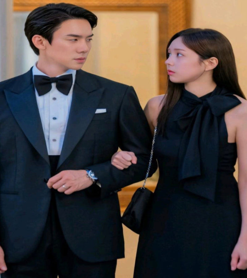 Look Quando telefone toca – Vestido midi preto com gola de laço