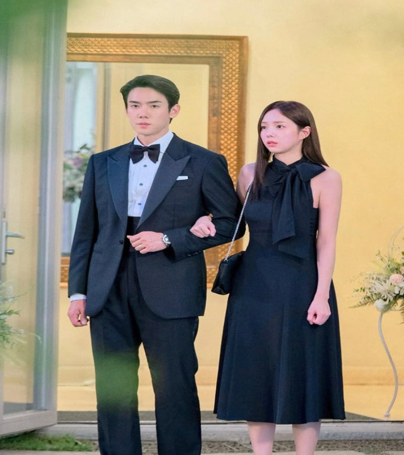 Look Quando telefone toca – Vestido midi preto com gola de laço