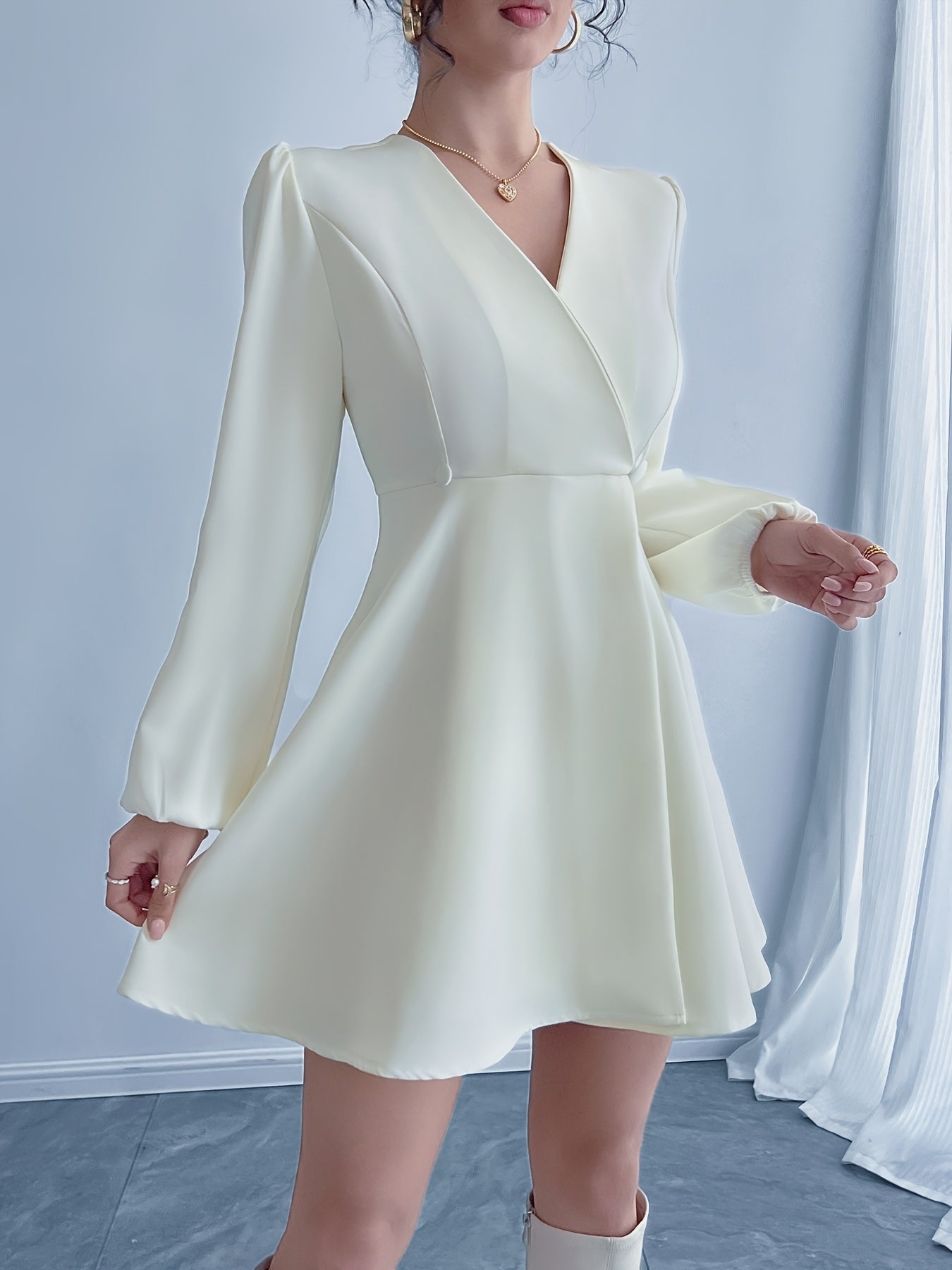 Vestido elegante de manga comprida com decote em V,  cor sólida com botões de fileira dupla