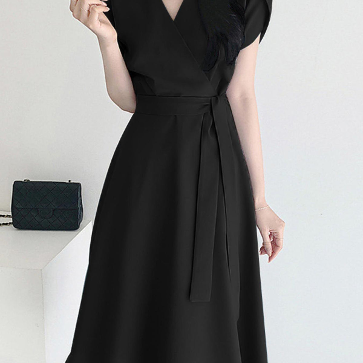 Vestido elegante com decote em V e linha A, com frente envolvente e mangas curtas