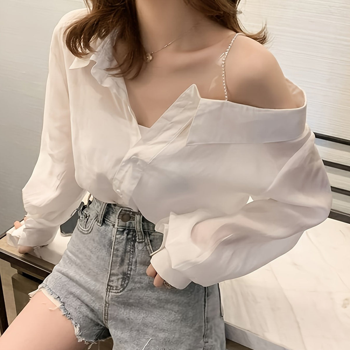 Camisa feminina de manga comprida com ombros de fora
