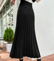 Look Inverno Coreano  –  Suéter Gola Alta Casual + Saia Elanca Plissada Midi