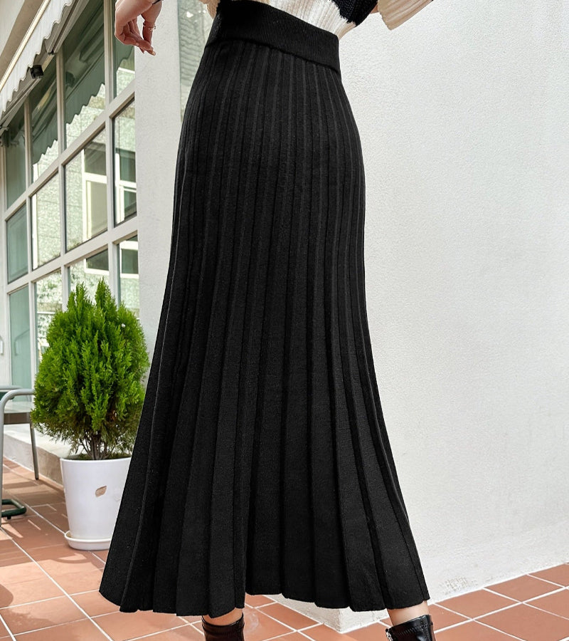 Look Inverno Coreano  –  Suéter Gola Alta Casual + Saia Elanca Plissada Midi