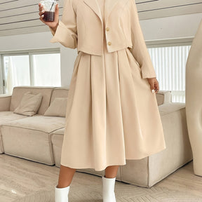 Conjunto plus size feminino plissado. Vestido e terno jaqueta 2 peças