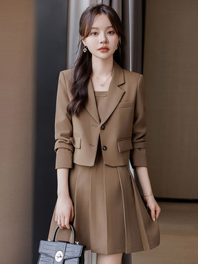 Terno curto, moderno e casual, com um vestido de duas peças