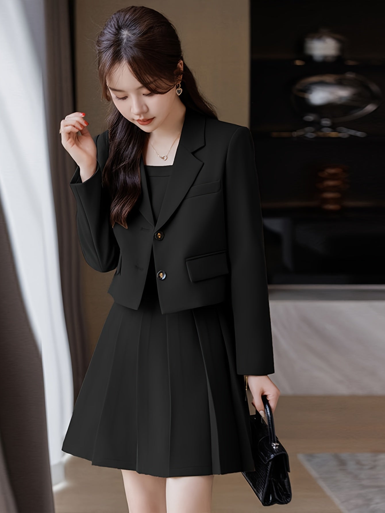 Terno curto, moderno e casual, com um vestido de duas peças