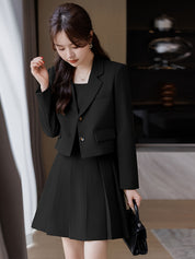 Terno curto, moderno e casual, com um vestido de duas peças