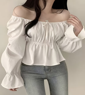 Camisa Solta de Ombro Caído com Cintura Marcada e Mangas Sino com Babados – Sofisticação e Leveza no Estilo Coreano