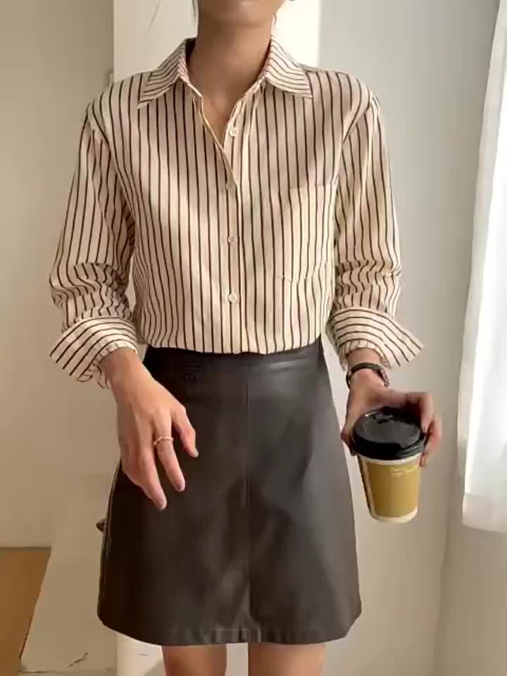 Blusa elegante listrada bege de manga comprida com botões