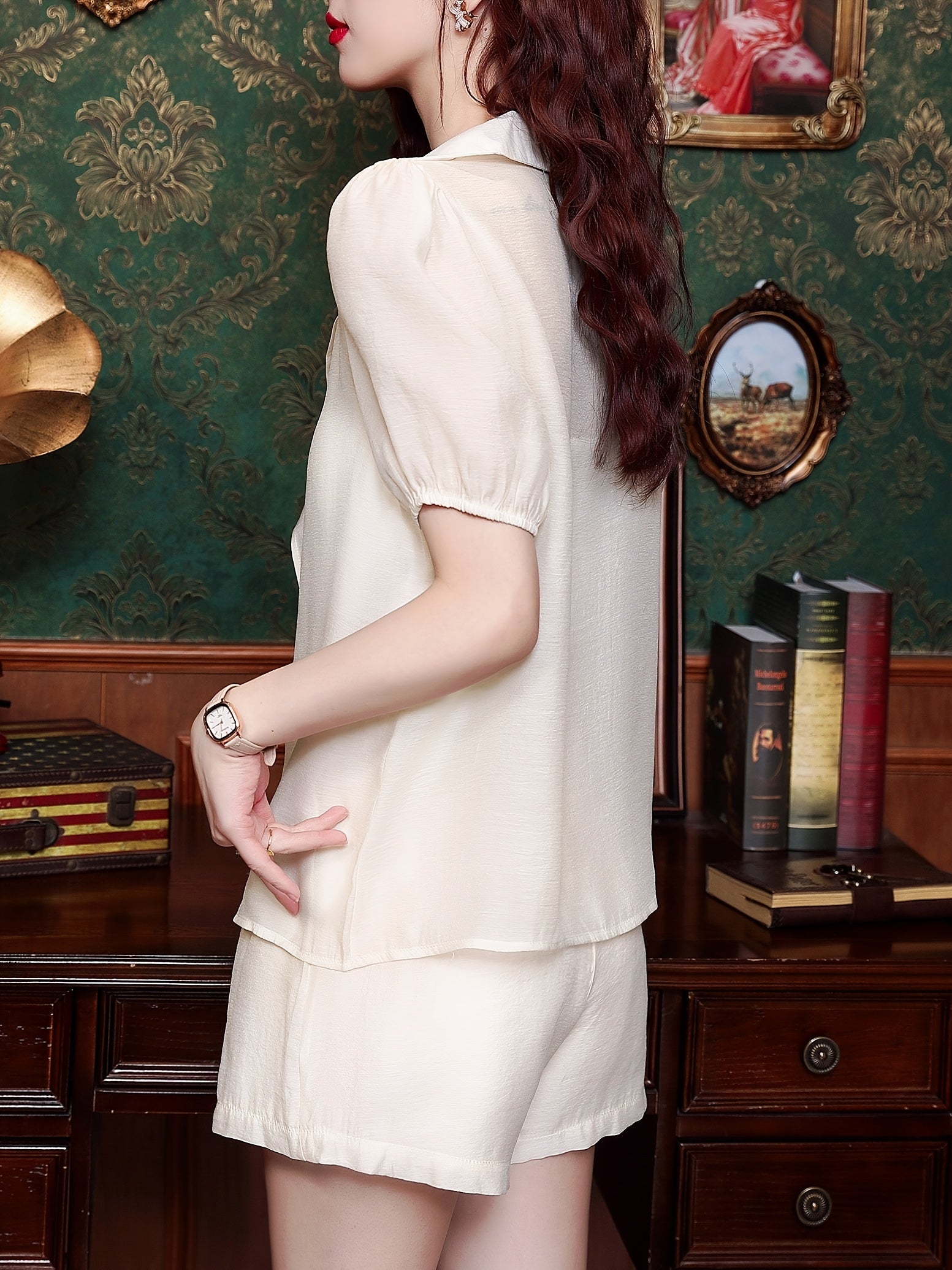 Conjunto de duas peças, com camisa solta em decote em V