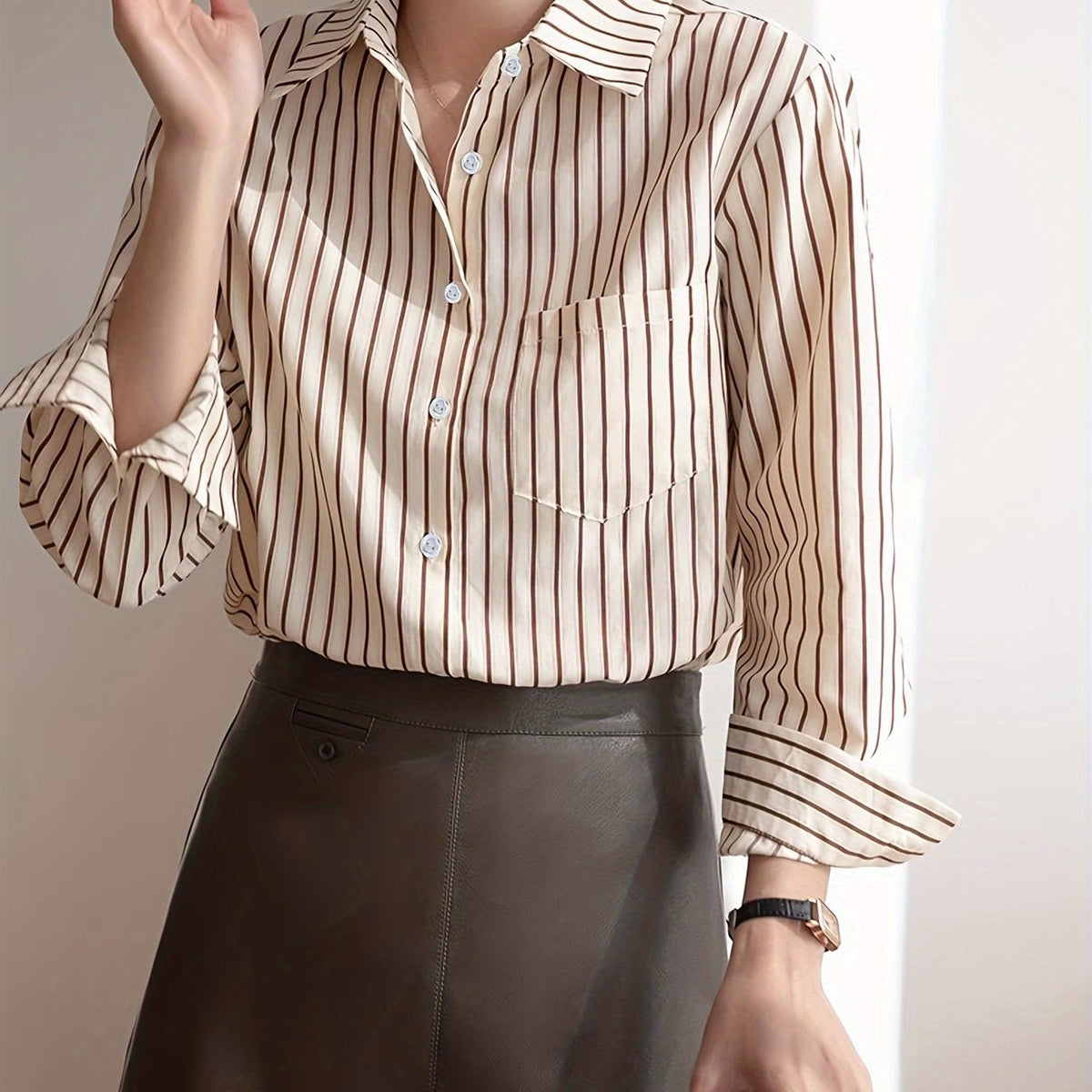 Blusa elegante listrada bege de manga comprida com botões