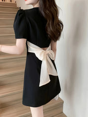 Vestido com decote quadrado e decoração de laço, manga curta com amarração nas costas