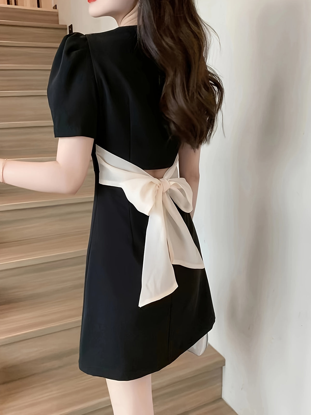 Vestido com decote quadrado e decoração de laço, manga curta com amarração nas costas