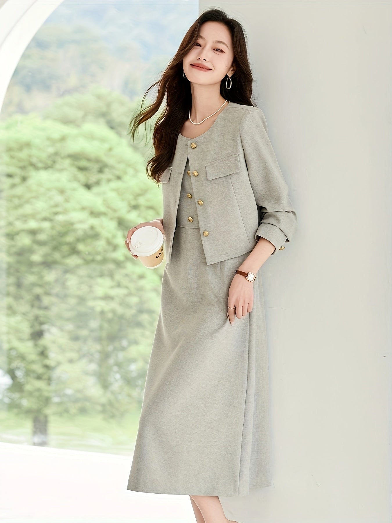 Conjunto  elegante de duas peças com colete curto e vestido sem mangas