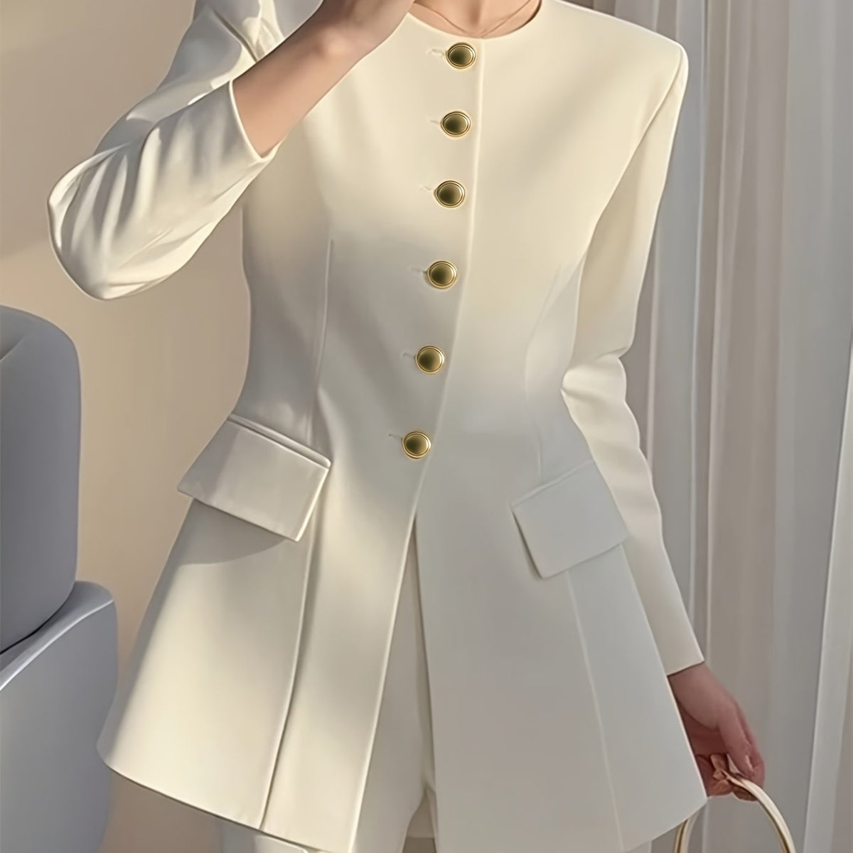 Blazer elegante  de abotoamento com botões dourados - corte justo