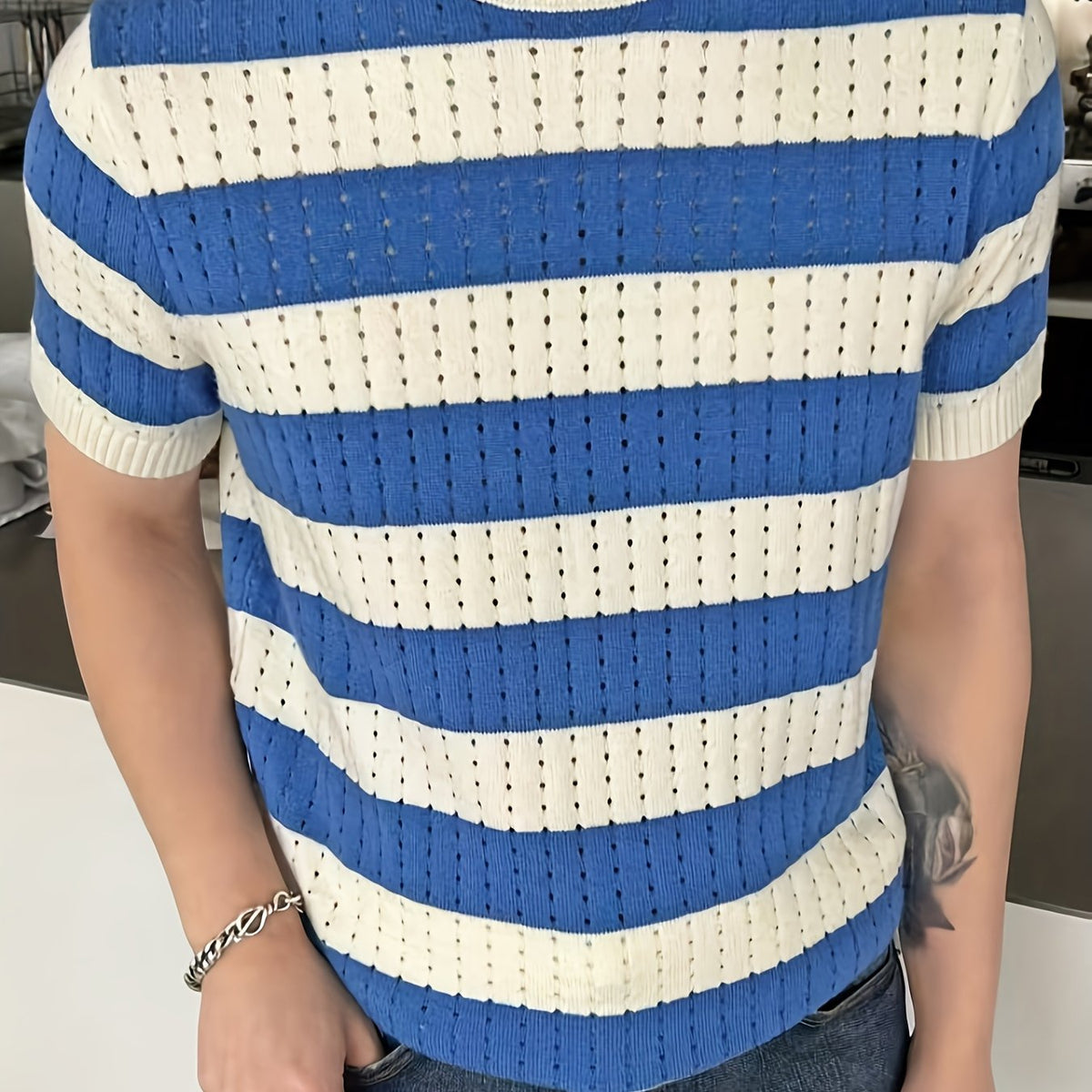Camisa casual listrado, gola redonda, manga curta