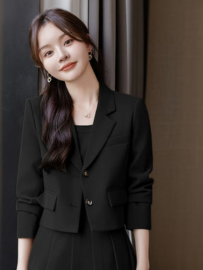 Terno curto, moderno e casual, com um vestido de duas peças