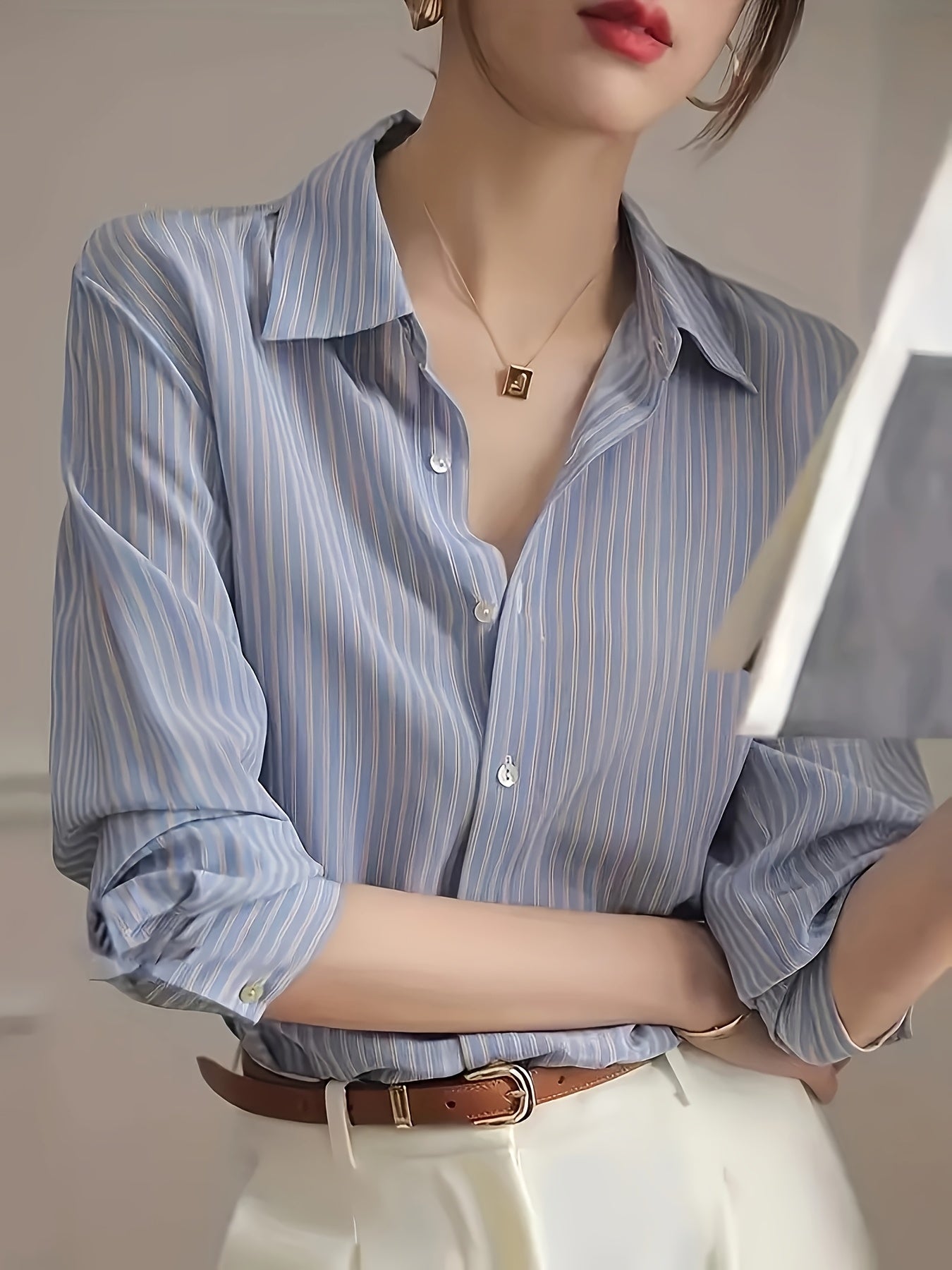 Blusa Listrada Azul – Elegância Coreana em Cada Detalhe