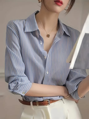 Blusa Listrada Azul – Elegância Coreana em Cada Detalhe